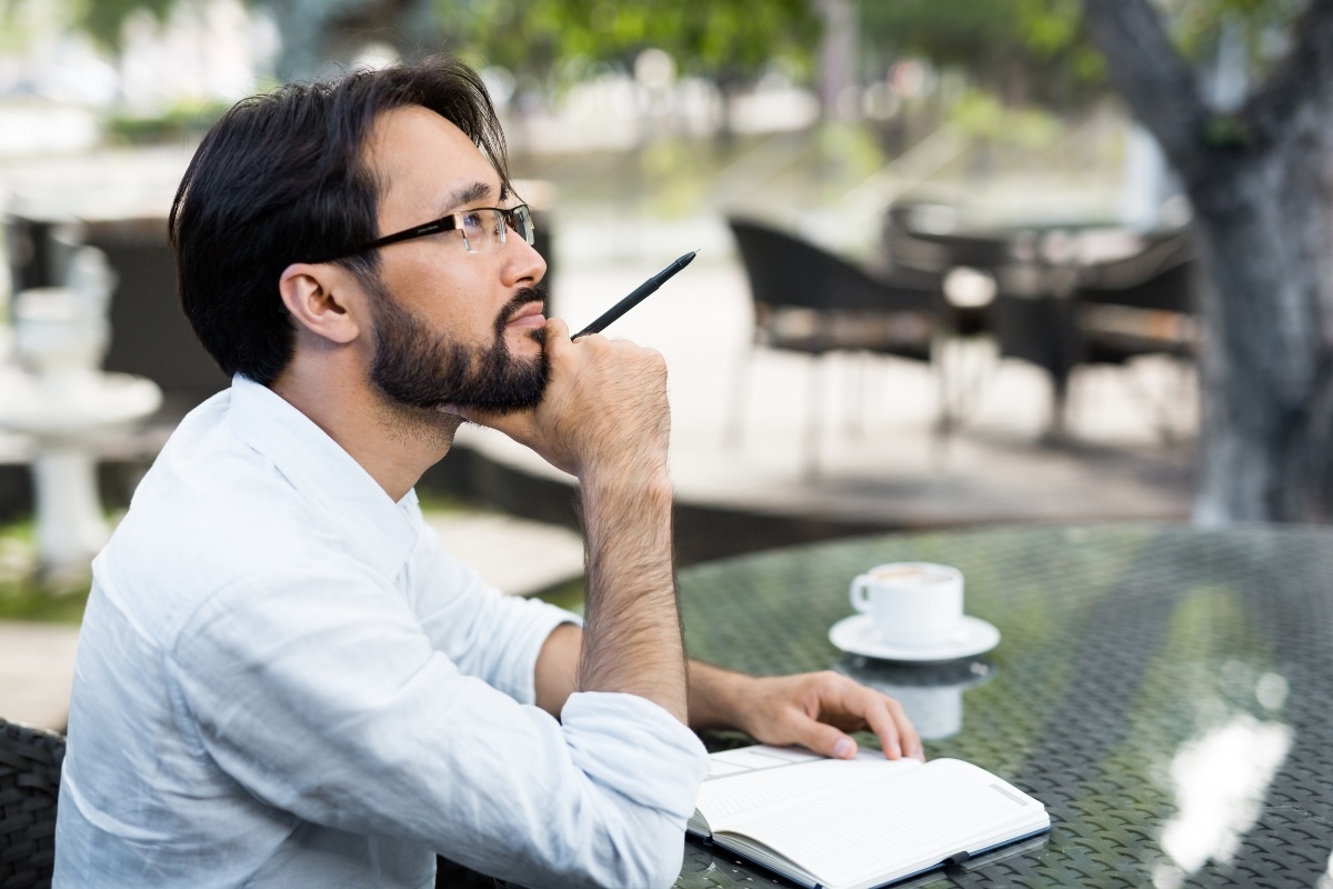 A writer in a park thinks of a business book idea